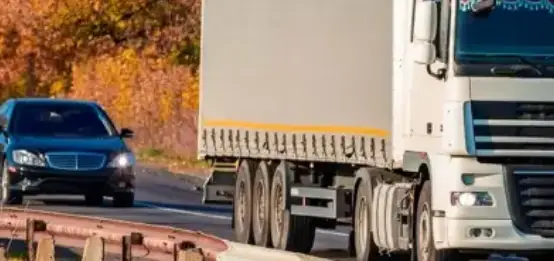 Custodios de seguridad en carretera con vehículo - Imagen 3