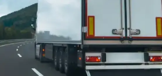 Custodios de seguridad en carretera con vehículo - Imagen 1