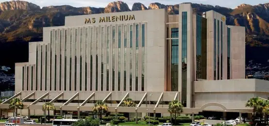 Guardia de seguridad en la entrada de un hotel - Imagen 2