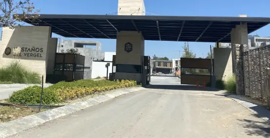 Guardia en caseta de entrada residencial - Imagen 3
