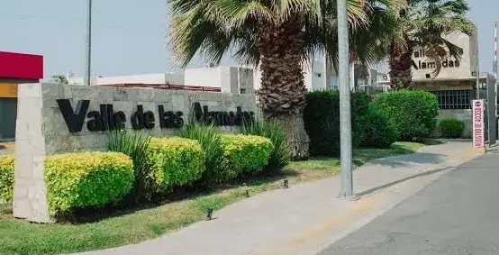 Guardia en caseta de entrada residencial - Imagen 1